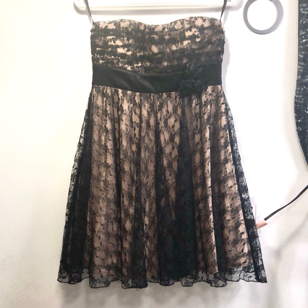 Appropriate behavior - Sleeveless dress
